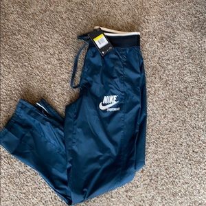 Nike women’s Small sportswear pants
